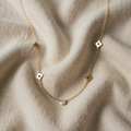 Halskette goldfarben mit Blumenmotiven und Kristall