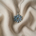 Blauer Schneeflocken-Anhänger in einer Halskette aus Weissgold mit Blumenmotiv