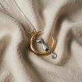 Stilvolle Katzen-Halskette mit Halbmond-Design