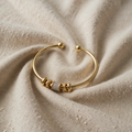 Beata – goldfarbenes Armband mit Kugelenden