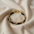 Elina – goldfarbenes Armband mit Kettengliedern und Schwarz