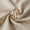 Goldfarbenes Armband mit Herzen und Kristallen