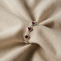 Armband aus Weissgold mit „Ophelyra Granat“