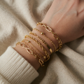 Gestapelte Armbänder mit Goldenen Perlen Set