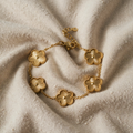 Goldfarbenes Armband mit Blumenmotiv