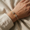 Agneta's Goldene Armkette mit zwei Edelsteinen