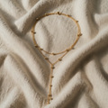 Goldene Armbanduhr mit langen goldenen Quasten in doppelter Schicht und Perlen