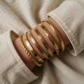 Set aus goldenen Ketten für den Urlaub