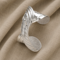 Mattes Armband aus Weissgold mit gedrehten Linien