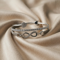 Armbandset mit Strasssteinen aus Weissgold und Unendlichkeit-Design