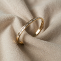 Goldfarbenes Armreif mit Kristallbesatz