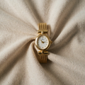 Amelie – goldfarbene Uhr mit ovalem Gehäuse