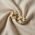 Emilia Blume Gold strahlend hell
