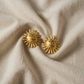 Karolina – goldfarbene Ohrringe mit Sonnenmotiv