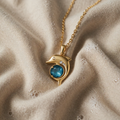 Goldkette mit Delfin und Kristall