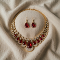 Goldkette mit Rubin und tropfenförmigen Steinen
