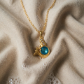 Goldkette mit blauem Kristall