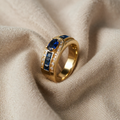 Königlicher goldener Siegelring mit Saphir