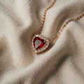 Rosenvergoldete Kette mit Rubin-Herzanhänger