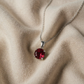 Kette aus Weissgold mit rundem Rubin